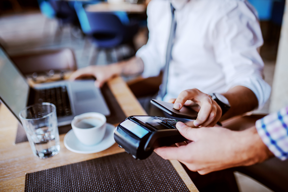 Plata cu card Edenred în cafenea